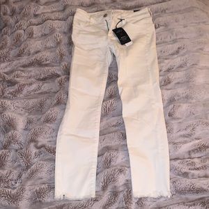 BRAND NEW American Eagle super stretch white low rise jeans size 0